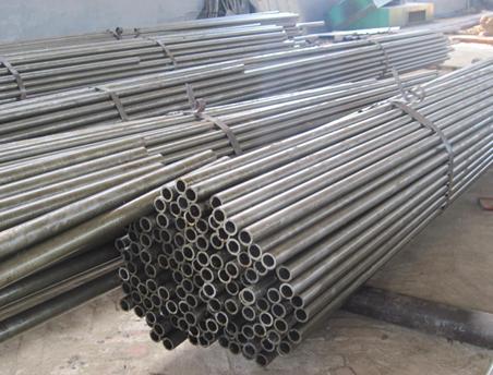 山東小口徑無(wú)縫鋼管